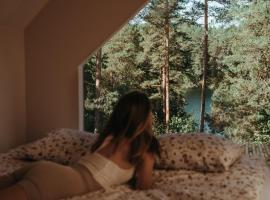 Polana Gawrycha, domki nad jeziorem z widokiem، كوخ في سووالكي