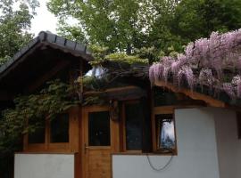 SAVOIE/ petit chalet studio meublé: Aigueblanche şehrinde bir otel