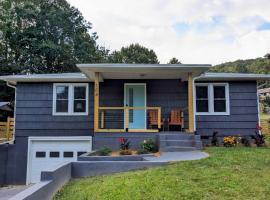 Grovemont Retro Retreat A Pet-friendly AVL Xmas home with a fenced yard and fire pit, hotel i Swannanoa