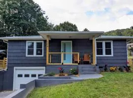 Grovemont Retro Retreat A Pet-friendly AVL Xmas home with a fenced yard and fire pit