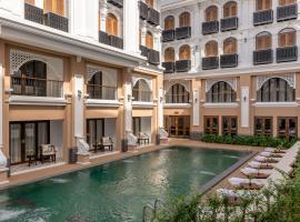 CHINO@NIMMAN Luxury Boutique Hotel, hotel with hot tubs in Chiang Mai