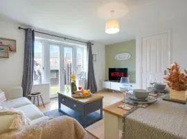 Broughton House with Free Parking, Garden & Smart TV with Netflix by Yoko Property
