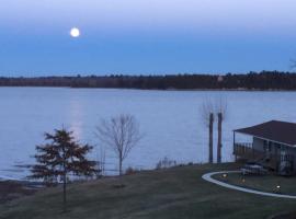 Pine Cottage at Heron Ledge, hotel v destinaci Plattsburgh