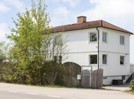 Comfortable guest rooms with fully equipped kitchen and cosy living room., hotel with parking in Ödsmål