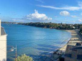 T2 - T3 Vue exceptionnelle - Centre ville de Dinard, hotell i Dinard