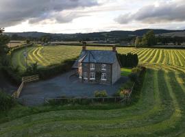 Country Cottage with Far Reaching Views、Presteigneのホテル