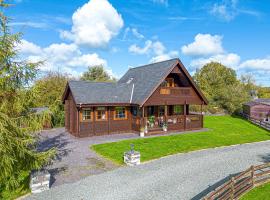 Scandi Cabin in Heart of Anglesey with Parking ชาเลต์ในLlanfairpwllgwyngyll