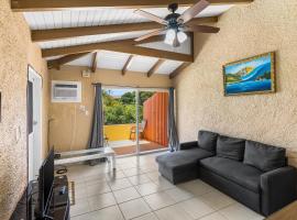 Caribbean View for You condo、クリスチャンステッドの駐車場付きホテル