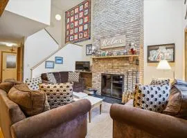 Spacious townhouse located in Killington,close to shops & night clubs Colony