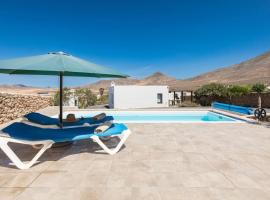 Casa Marisa with Heated Pool & Garden, hotel in Tindaya