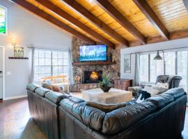 Winter Getaway Spa Fire-table Close to slopes, hotel spa en Big Bear Lake