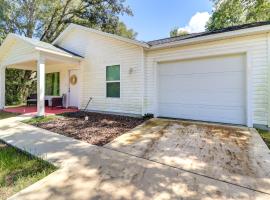 Inviting Ocklawaha Home with Porch Ideal Location!, villa in Ocklawaha