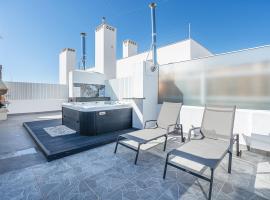 New Luxury Penthouse beachfront in the Algarve, hotel de luxe a Armação de Pêra