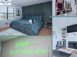 Vibrant Family Retreat~Sleeps 8~2 Kings~ Game Room, dovolenkový dom v destinácii Snellville