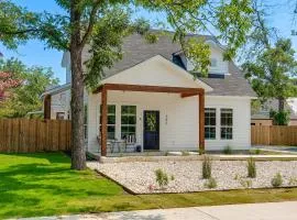Rosé Retreat: Luxurious Getaway for 6, Hot Tub, Steps to Main Street