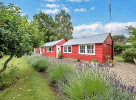 The Red Shed Entire home for 2 Private garden and parking 2 miles from Bury St Edmunds, hotel met parkeren in Whepstead