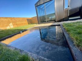 Glass roof lodge with private hot tub, hotel sa Reykholt