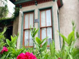 Pansy’s Parlor Bed & Breakfast, B&B di Golden
