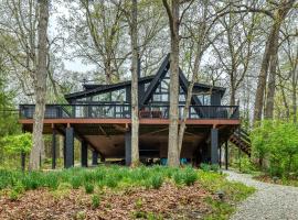 Viesnīca ar baseinu Turnberry Getaway Lakefront Chalet with Hot Tub by Sarah Bernard pilsētā Innsbrook