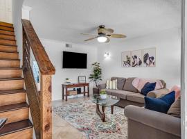 Beachside Duplex off Flagler with FREE garage parking: New Smyrna Beach şehrinde bir otel