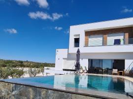 Splendide maison de campagne avec piscine et vue panoramique.、El Maamouraのヴィラ