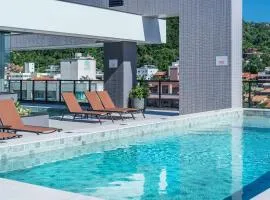 Adra 303 - Apartamento no centro de Bombinhas - Rooftop com piscina e academia - À poucos metros da praia - (Consultar serviços de roupas de cama e banho)
