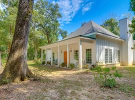 Fairhope Cottage 2 Mi to Town and Pier!: Fairhope şehrinde bir villa