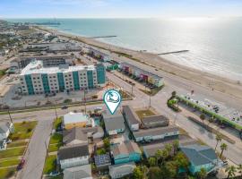 Serene Beachside Getaway - 77 Steps To The Ocean, hytte i Galveston