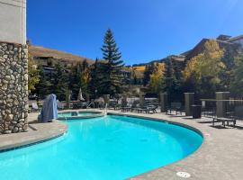 MT CB Base Area with King Bed, Outdoor Hot Tub & Pool, serviced apartment in Crested Butte