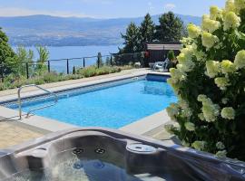 Stunning Lake View with Private Hot Tub, Pool snl, Outdoor Kitchen, viešbutis mieste Vakarų Kelouna