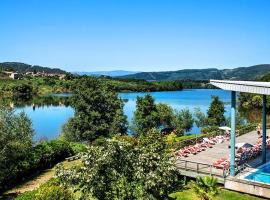 Laias Caldaria hotel y Balneario, viešbutis su vietomis automobiliams mieste Laias