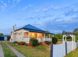 Creekview Cottage - 70 Lock Street, holiday home in Stanthorpe