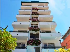 Hostal Magnolia, hotel cerca de Castell d'en Plaja, Lloret de Mar