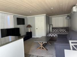 Cute Cottage, Walk to the Studios, Pool, BBQ, guest house sa Burbank