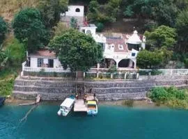 El Castillo en el Lago Atitlán