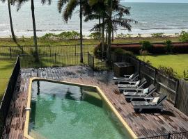 ABSOLUTE BEACHFRONT BLISS - NEWELL BEACH - 10 Metres to the Ocean，位于Newell Beach的豪华酒店