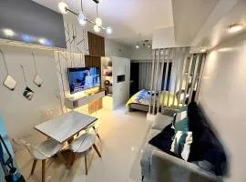 Davao City Serenity on Seventeenth One-Bedroom Condo beside Shopping Malls with Seaview and City view