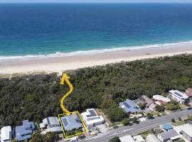Absolute Beach Front Home -Dogs, Surf, Relax, Bush, hotel v destinaci Kawana Waters