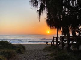 Absolute Beach Front Home -Dogs, Surf, Relax, Bush, hotell i Kawana Waters