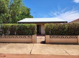 The House with the Purple Gate, počitniška hiška v mestu Broken Hill