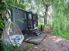 Tiny House met sauna, vrij uitzicht, midden in de natuur, bed & breakfast i Rha