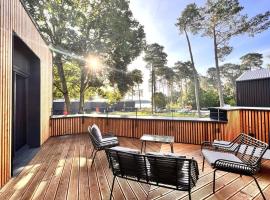 Wunderschönes Haus direkt am See mit Dachterrasse, Badewanne und Kamin, cottage in Templin