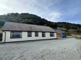 Shoreside, holiday home in The Braes