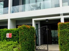 2 Bed Luxury Pool Villa Sleeps 6, hotel di lusso a Phuket