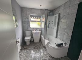 House in belfast, hotel con jacuzzi en Belfast