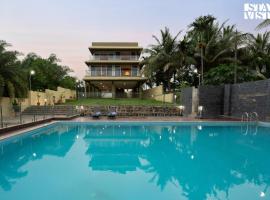 StayVista's Rivulet Waters - Lakefront Villa with Infinity Pool, Jacuzzi, Lawn, and Rustic Gazebo, puhkemaja sihtkohas Pune