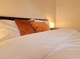 Millmead Apartment in central Guildford with parking, cheap hotel in Guildford