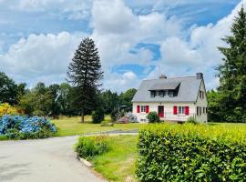 Maison au calme grand jardin privé aire de jeux Lac de Guerledan, maison de vacances à Plouguernével