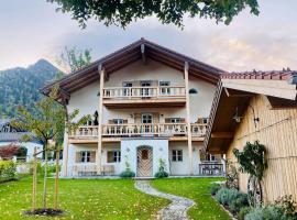 Traumhafte Ferienwohnung in historischem Brandmanngut, hotel in Marquartstein