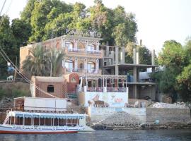 Kana Kato, hotel v mestu Aswan